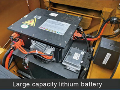¿Por qué es necesario añadir agua a la batería de un montacargas?