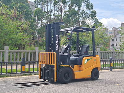 1.5T 4 wheels lithium battery counterbalanced forklift